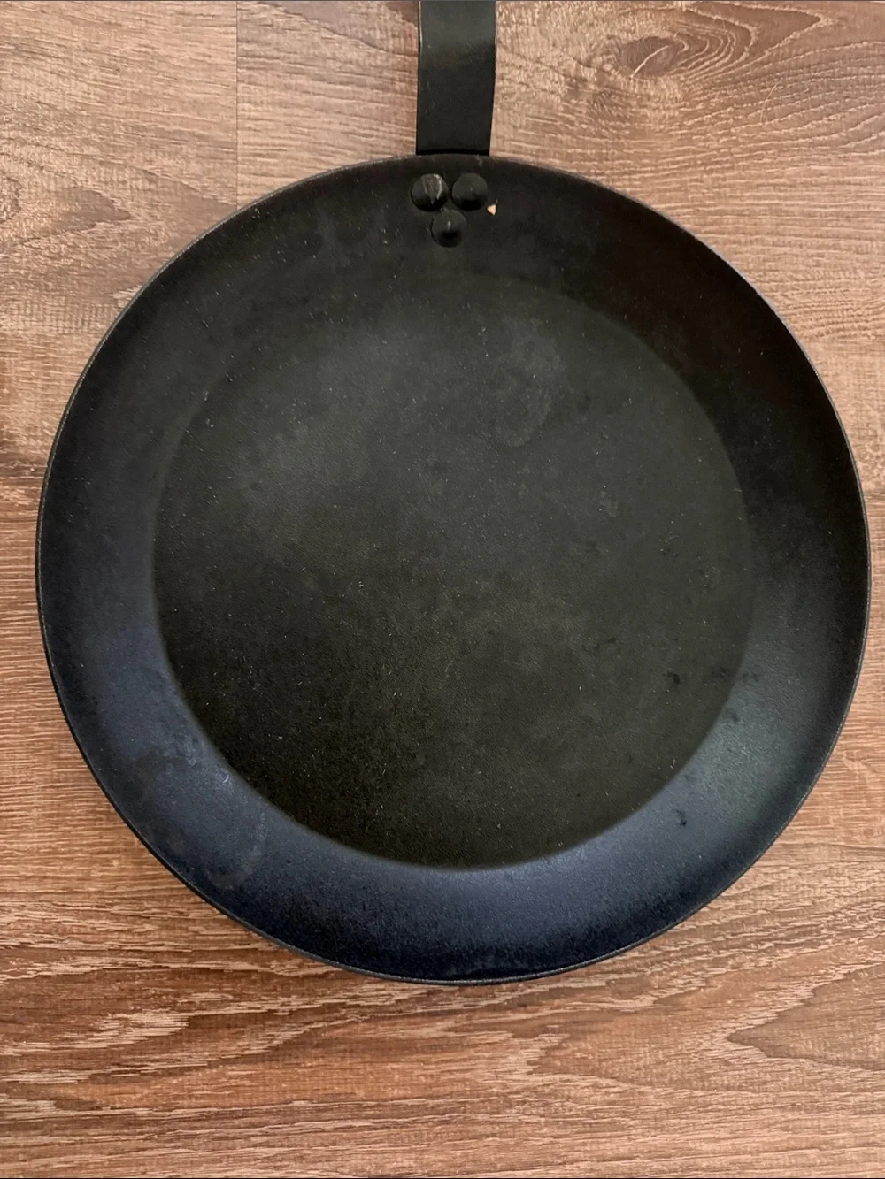 Black cast iron Frying Pan with Comfort Grip Handle